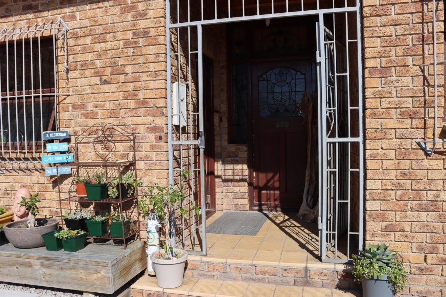 6 Bedroom Property for Sale in Kleinmond Western Cape